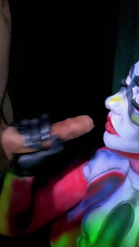 Harley Quinn gibt puddin den besten, bodypaint