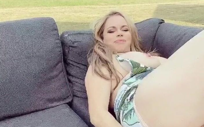 Alicia Rhodes: Güzel bir günde güneşlenirken küçük kedicikimle oynuyorum