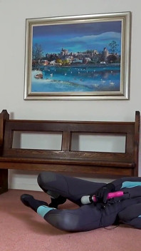 Ajan Ariel Anderssen'in Lucy için gaz maskesi disiplini aşağılanıyor ve soğuk duşta boşaltıyor