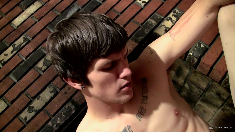 Boys Smoking: Lex Smokin vor dem kamin