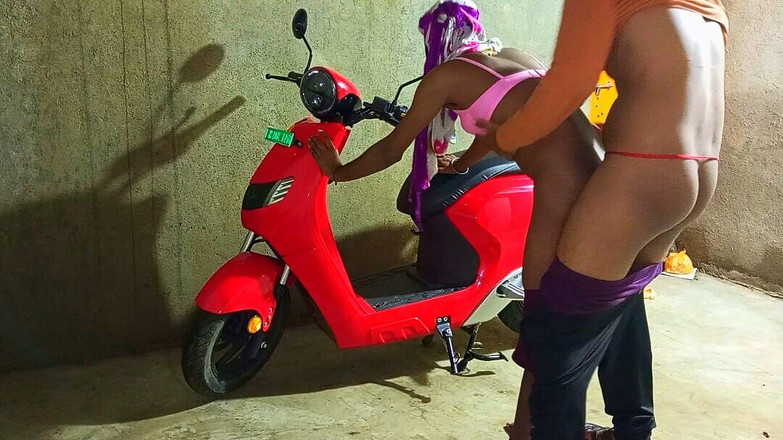 Indian Hijraji: Transsexuală dansează pe scuter electric în propria casă și este futută în cur...