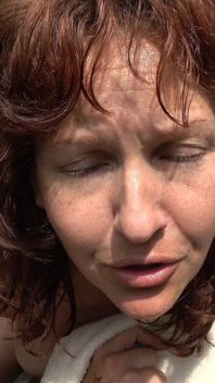 Taşralı orta yaşlı seksi kadın domatesleri kızartmak için mastürbasyon yapıyor