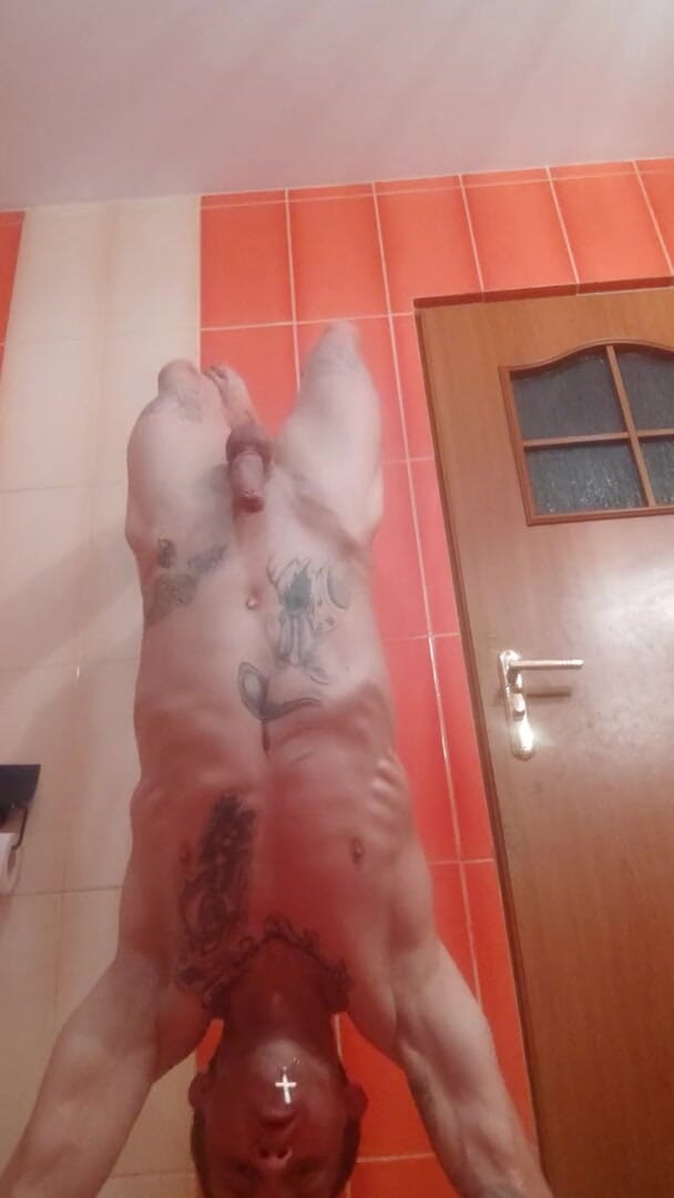 Hard big Tatooed cokk!: Handstand &amp; ryck - solo