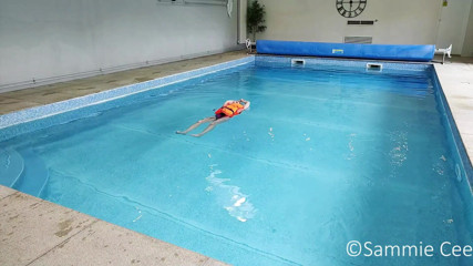 Sammie Cee: Lifejacket relaksasi kolam renang