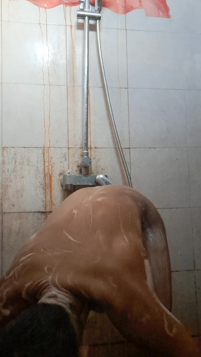 David Studio: Uomo adulto magro esotico che fa un bagno nel pomeriggio