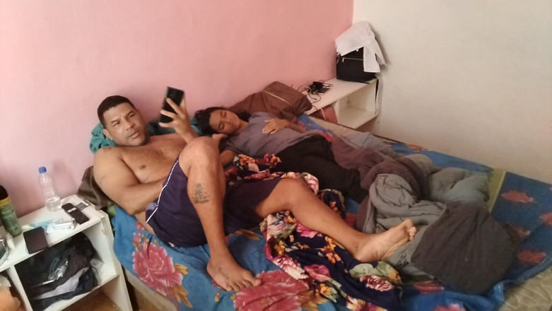 LeoOgro: 甜美的茉莉花桑塔娜 （Jasmine Santanna） 坐在利奥·奥格罗 （Leo Ogro） 的鸡巴上。