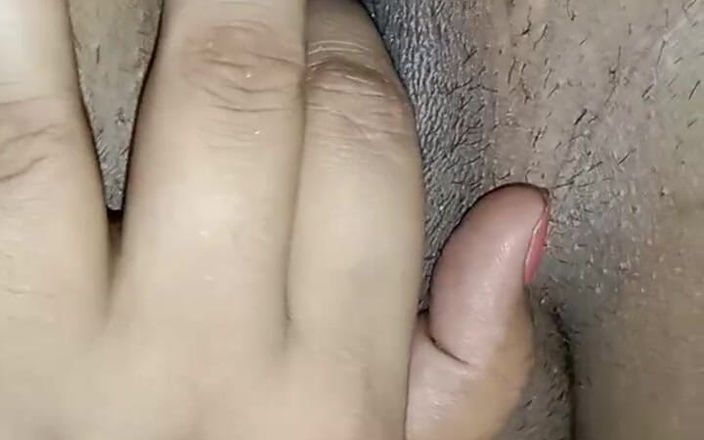 Arooj10: Hermosa chica india Arooj dedeándose el coño