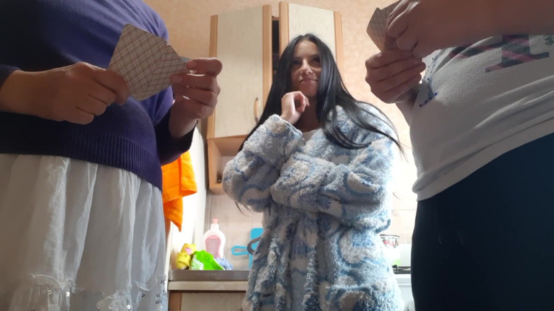 Lesbian-illusion: Moja przyrodnia siostra straciła dziewczynę w Cards