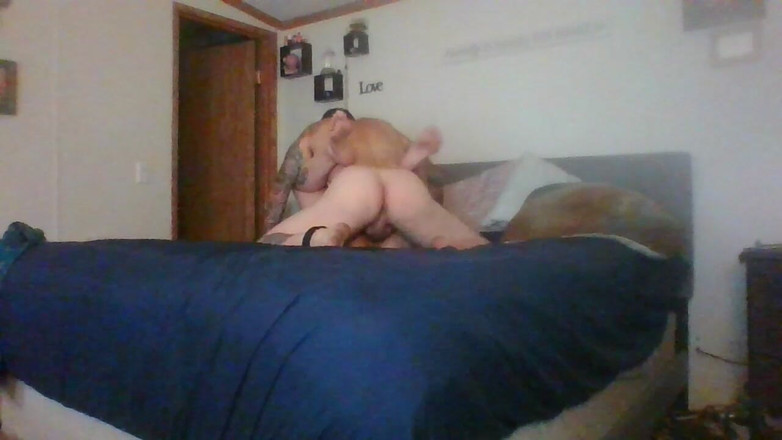 Satin Lady: Une femme en satin se surprend à se faire surprendre