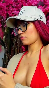 Latina met rood haar en perfect haar wil gewoon geneukt worden en laat haar sperma op haar lichaam achter