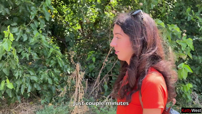 Katty West: Público nos arbustos com um estranho e louco tiro andar...