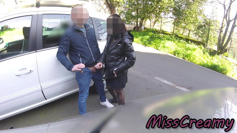 Miss Creamy: 공공 장소에서 자지를 삼키는 교사 (딕 플래시 익스트림 공개 행동!) - Misscreamy