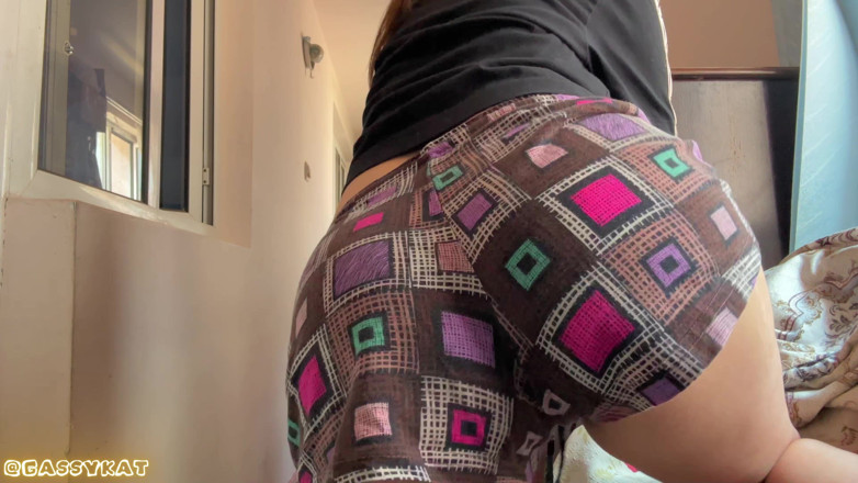 GassyKat: Téměř přistižen při prdění na chodbě