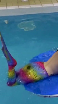 L'ostaggio sirena ti stuzzica in piscina