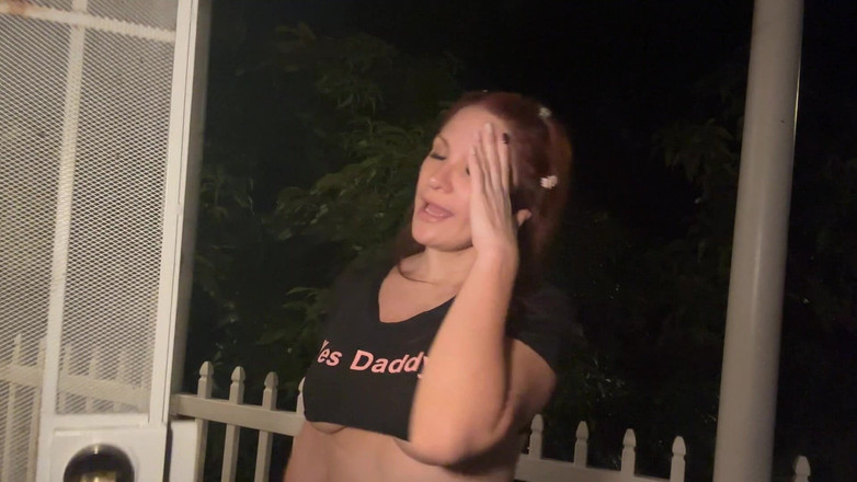 Elise London: 음란한 이웃의 물 발사