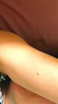 Друг трахает жену огромным хуем и кончает на нее