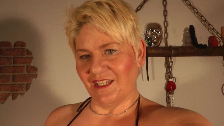 Anna Devot: Annadevot - Vermelho - Branco - Preto e 14 centímetros;-)