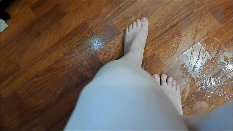 Lady Inari: साबुन से लथपथ फर्श पर कुर्सी पर सवारी करना