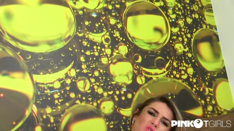 Pinko TGirls: Mechanik chlapce. Píst bez sedla