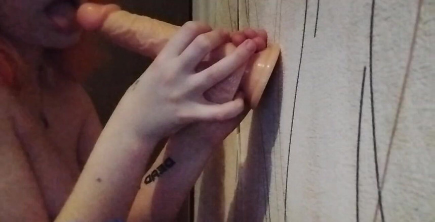 Miss_Kaprizzz19: O fată timidă suge o pulă, îți place cum o fac...