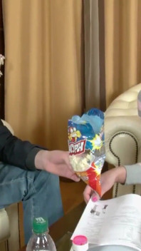 Mangiare snack e studiare insieme si trasformano in sbattere il culo senza pietà