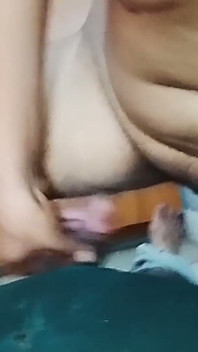 Desi GF Rubs Kutas i dostaje fucked ciężko w prywatnym gospodarstwie
