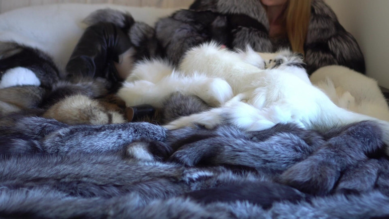 Ruda Cat: Играю и соблазняю большим количеством меха! Мастурбация в шубе