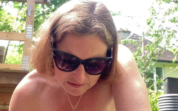 Rachel Wrigglers: Самоделка топлес в моем очень выставленном саду!