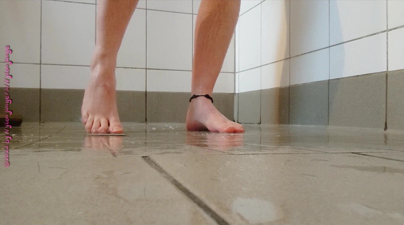 Carmen_Nylonjunge: Pieds collants sous la douche