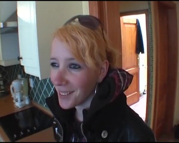 Deutscher hardcore: Rubia alemana flaca obtiene su coño y culo destrozados