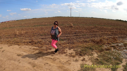 Pee Adventures: BBW brunetka sika dużo przez jej rajstopy na zewnątrz