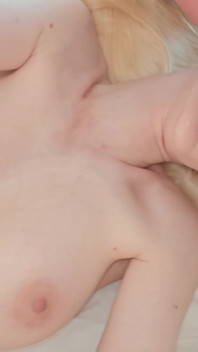 義理の妹が一人でオナニーしているのを見つかり、彼女と一緒にセックスした