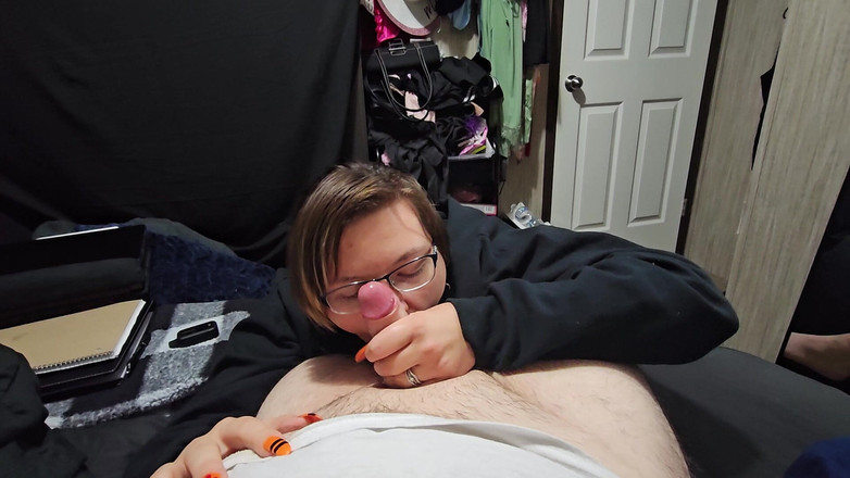 Funhousewife69: Letakkan pantatnya ke katil Lol melemparkannya di atas katil, kemudian...