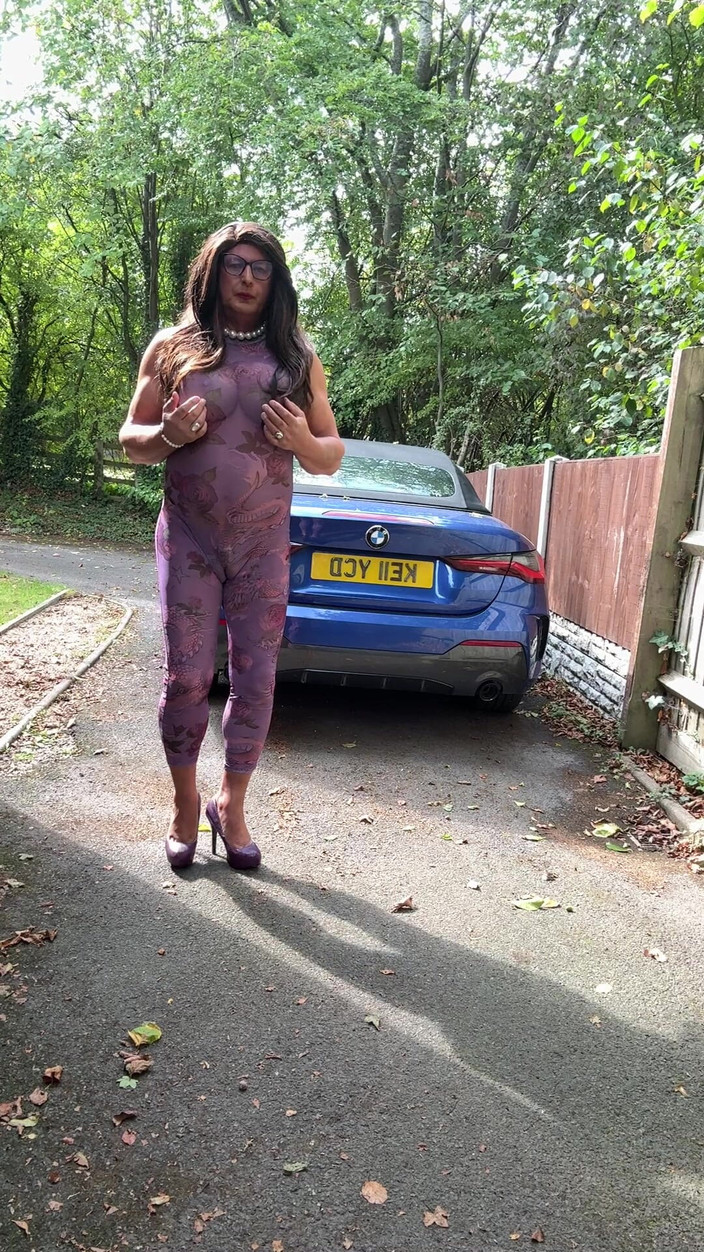 Kellycd2022: Mor catsuit ve topuklu seksi travesti kellycd2022 açık havada