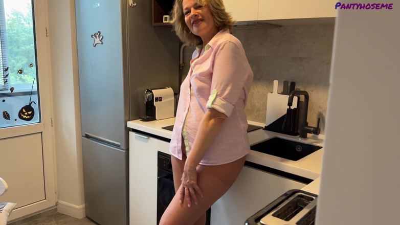 Pantyhose me porn videos: Olgun sürtük Diana kameraman adama külotlu çorapla güne iyi bir başlangıç...
