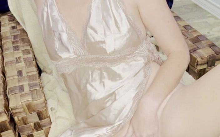 Caroline Smith: Sexy milf Caroline dedos y folla su coño afeitado