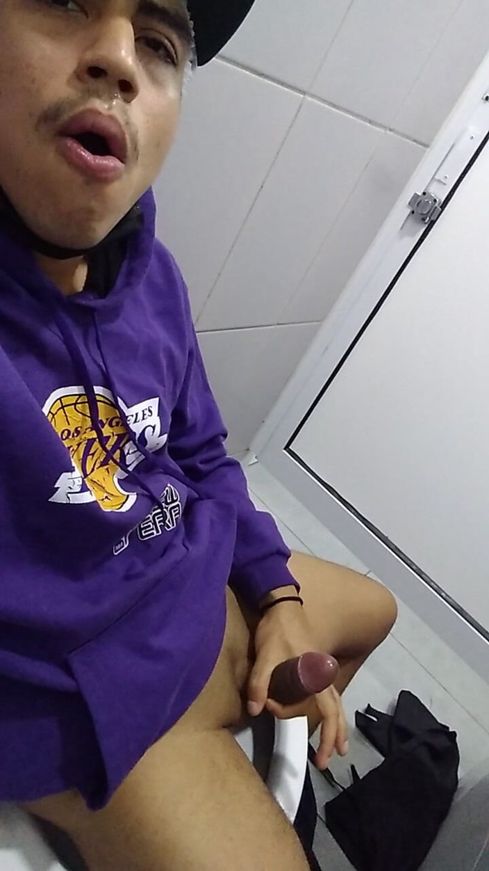 AlexAlejandro13: Кілька потягувань у громадських ванних кімнатах