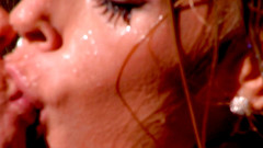 Wet and Wild Lesbians: 英国の爆弾ターニャと彼女の見事な友人で本当に濡れたシーン