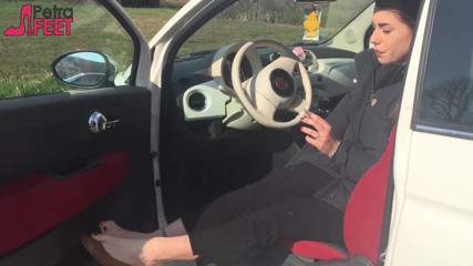 Smokin Fetish: Fetei italiene adorabile îi place să fumeze în mașină