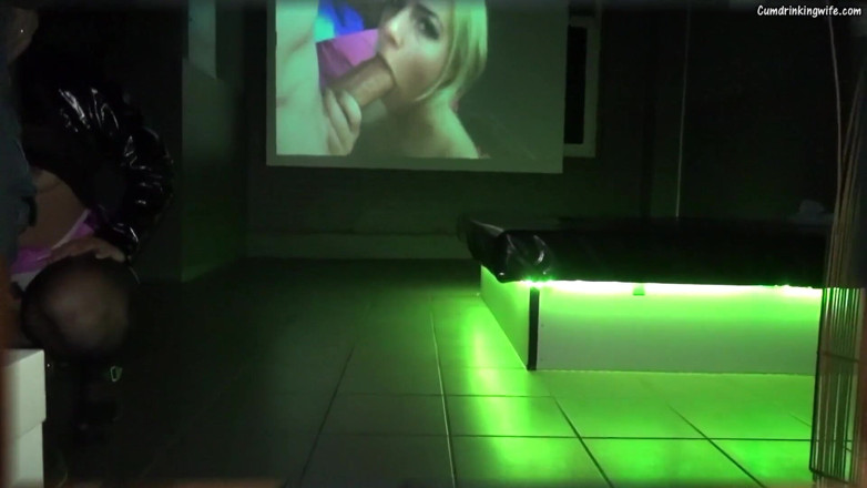Cumdrinking Wife: Futută în grup de 18 tipi la cinematograful pentru adulți