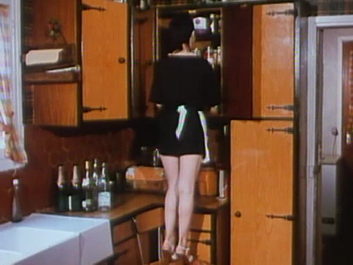 Java Consulting: Brigitte Lahaie,Annouchka和marion webb在场景8中的热辣阴道抚摸:“secrétaire Sans Culotte”(1979)