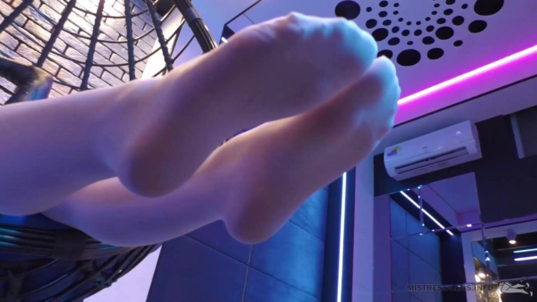 Mistress Legs: Majikan dengan stoking tembus panik