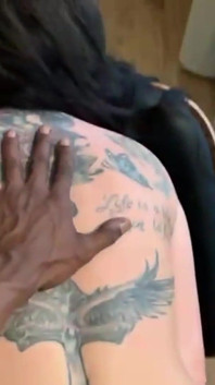 Getatoeëerde slet krijgt een enorme zwarte pik in haar kont