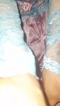 Asiático crossdresser satén nacional de enwn cum placer