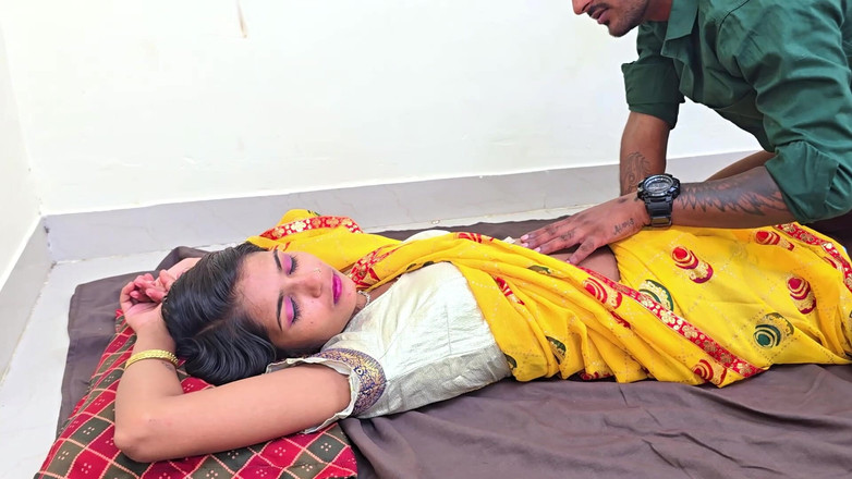 SAWITA BHABHI: 当妻子不在家时，女仆与房主共用床铺