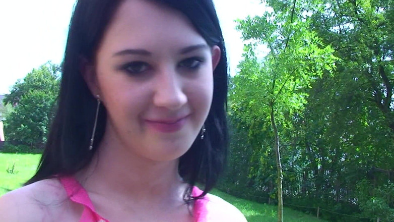 Just beauty and solo girls: Schattige tiener Lolly toont haar kleine tieten en poesje buitenshuis