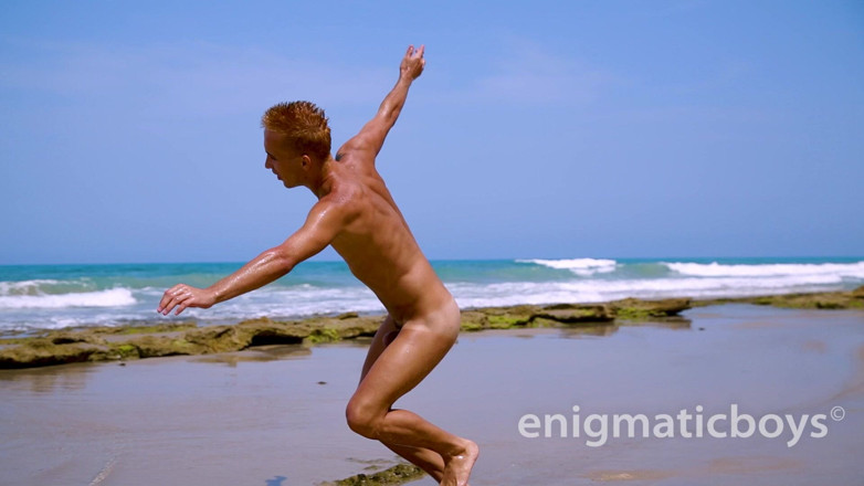 Enigmatic Boys: Plajă sexy de nudiști