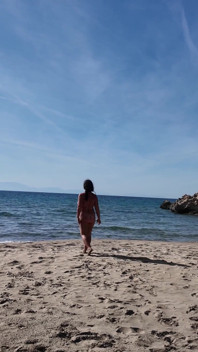 Nudista formosa e sulla spiaggia. Dildo divertente! ciao Ciao!