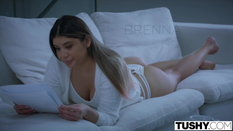 Tushy: Tushy brenna sparks शादीशुदा आदमी द्वारा चौड़ा होना चाहती है