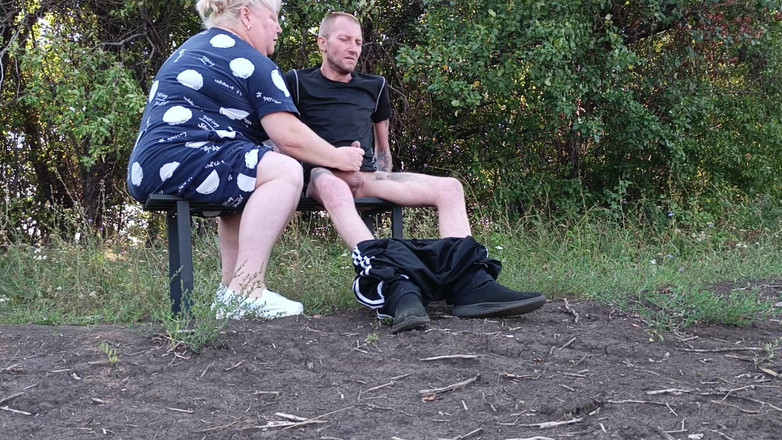 Zona901: Сосед в парке дрочит мой хуй, пока я не кончу